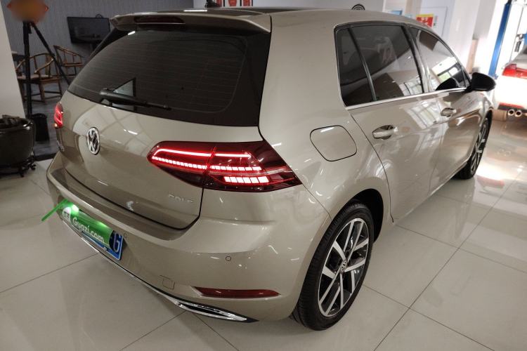 Used Volkswagen Golf 2018 230TSI Automatic Luxury Version Rear Right 45 Deg