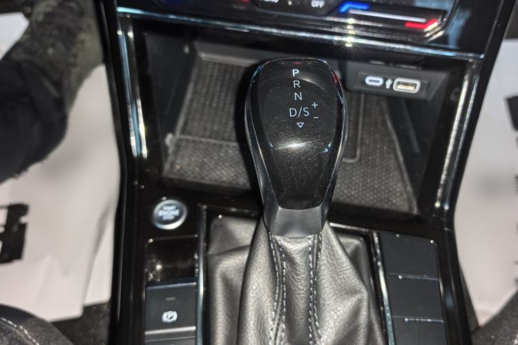 Used Volkswagen Passat 2025 Outstanding Model 380TSI Starry Dragon Glorious Edition Gear Lever