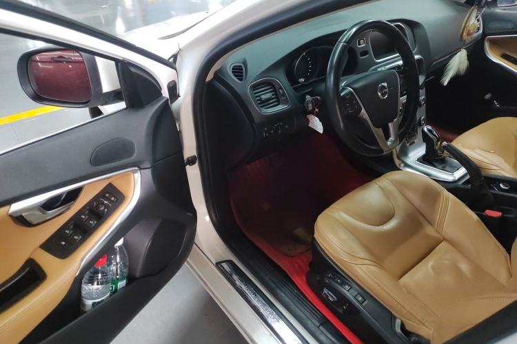 Used Volvo V40 2017 T3 Zhiya Edition
