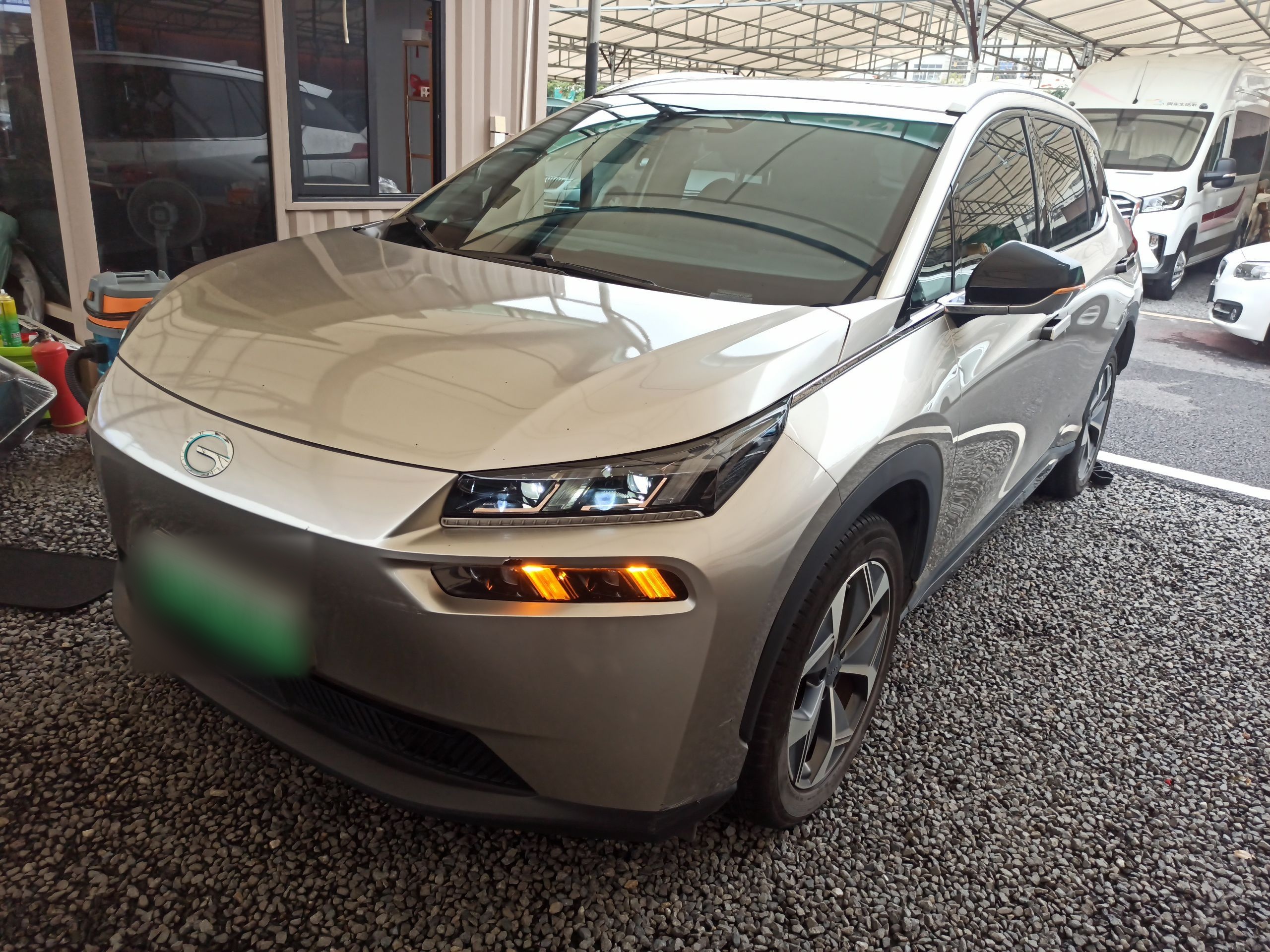 تحت مقدمة السيارة