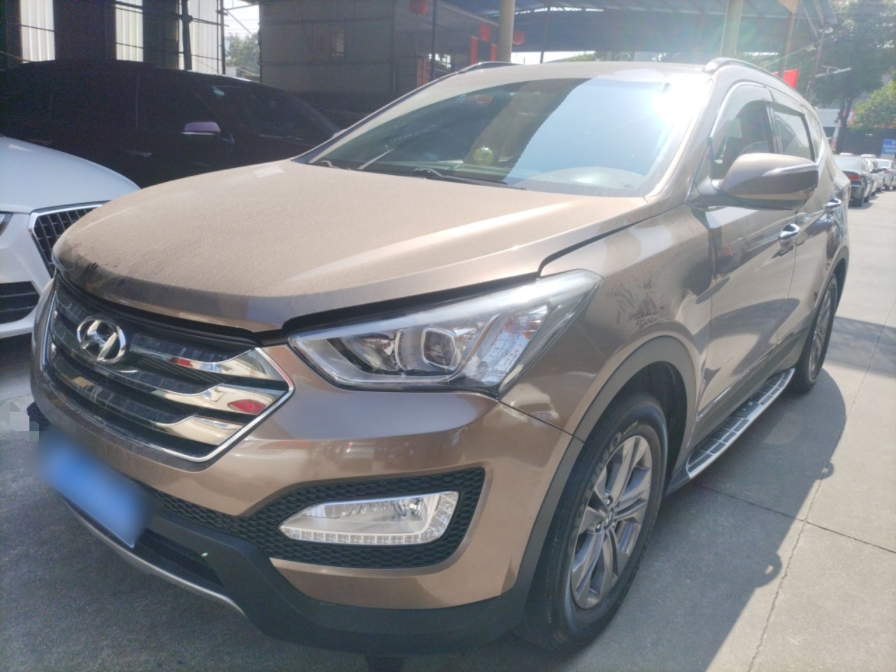 تحت مقدمة السيارة