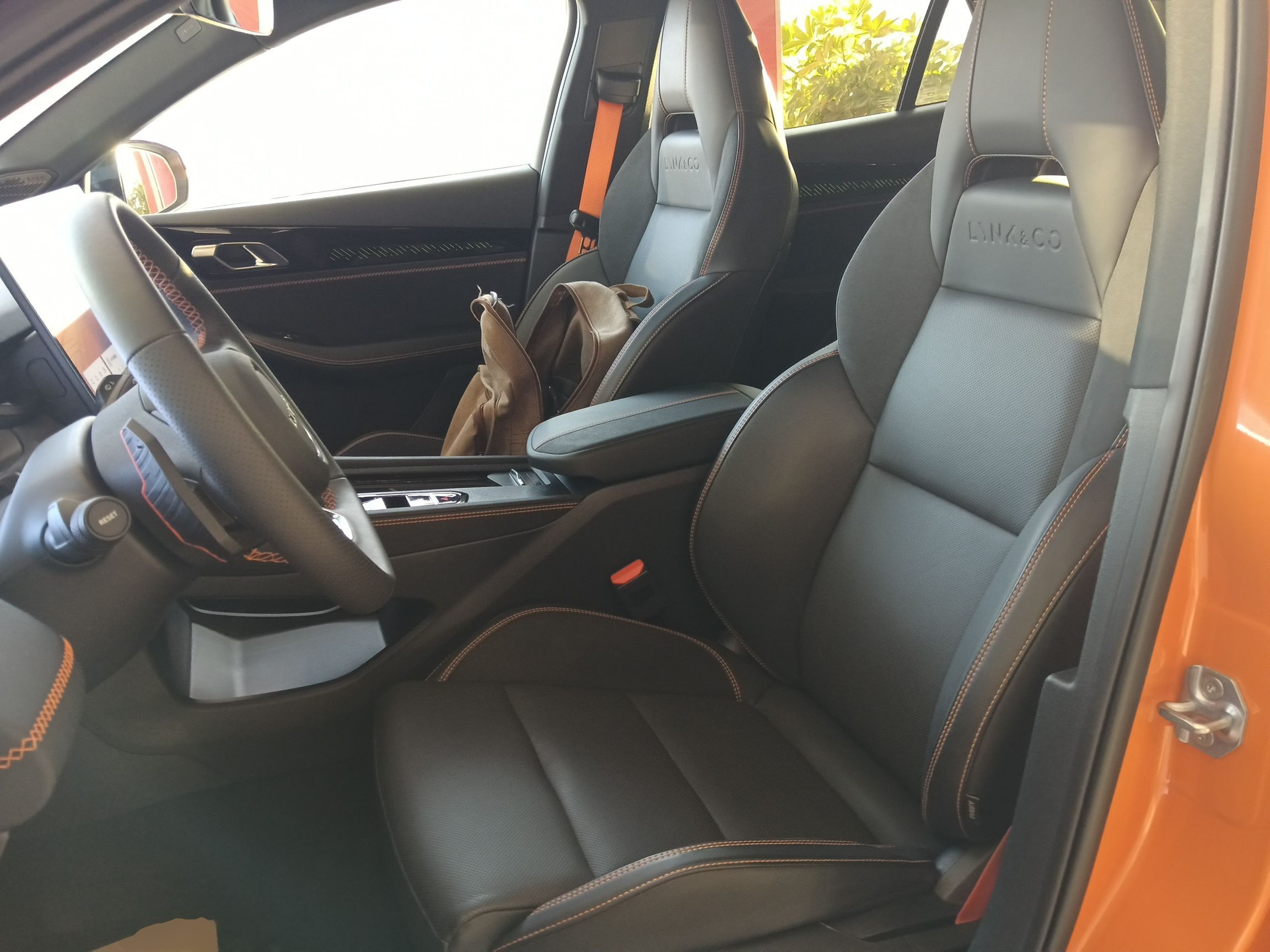 المقاعد الأمامية داخل السيارة