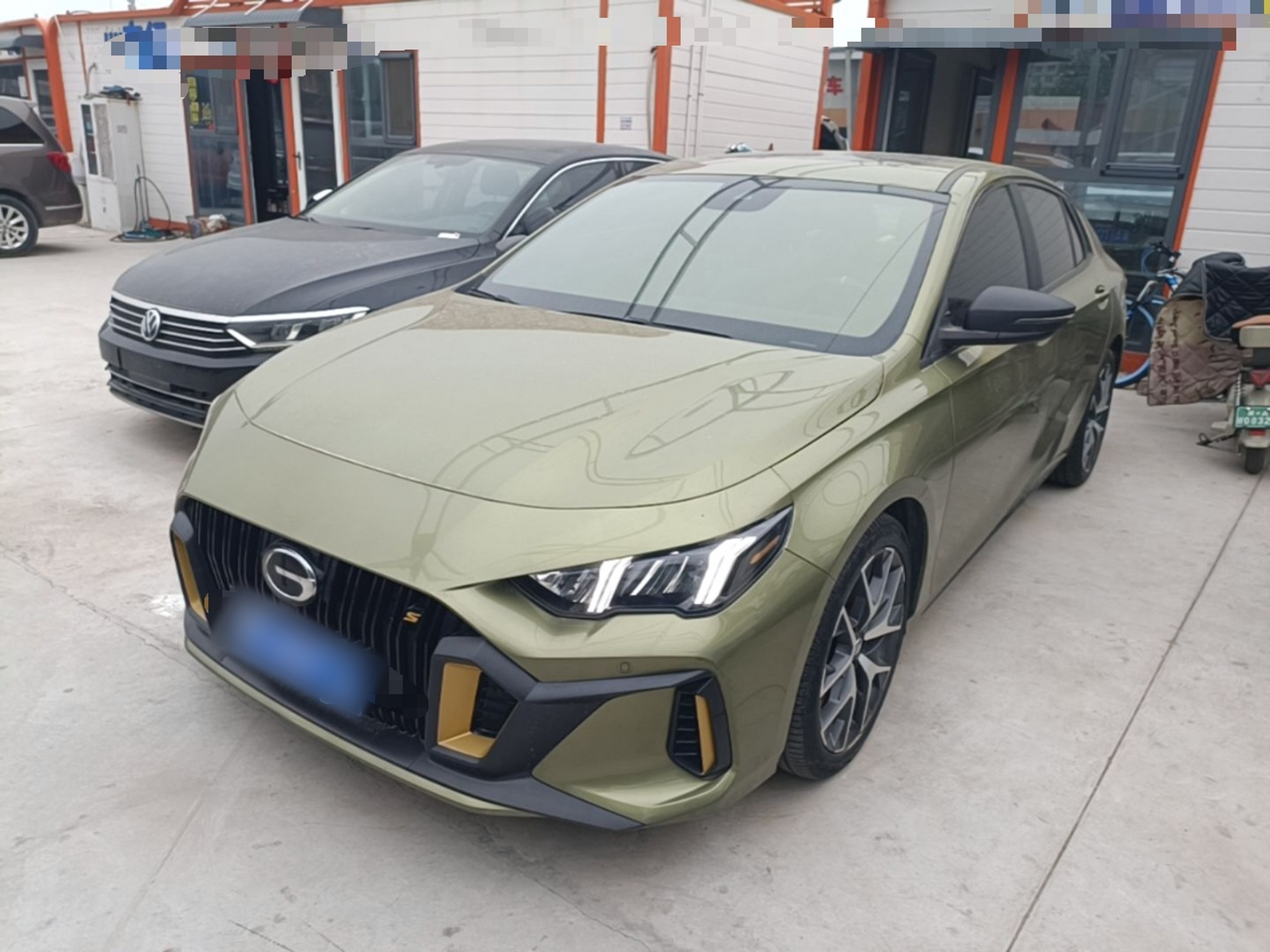 تحت مقدمة السيارة