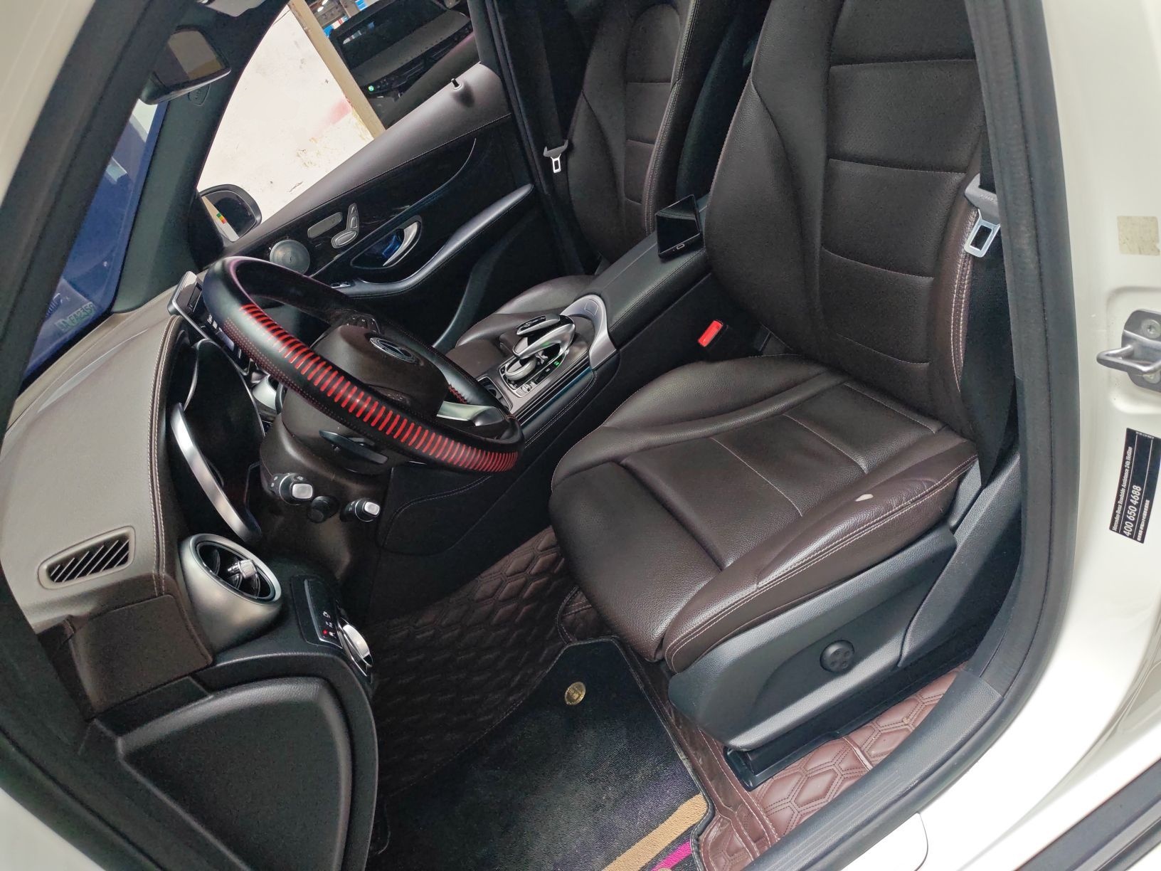 المقاعد الأمامية داخل السيارة