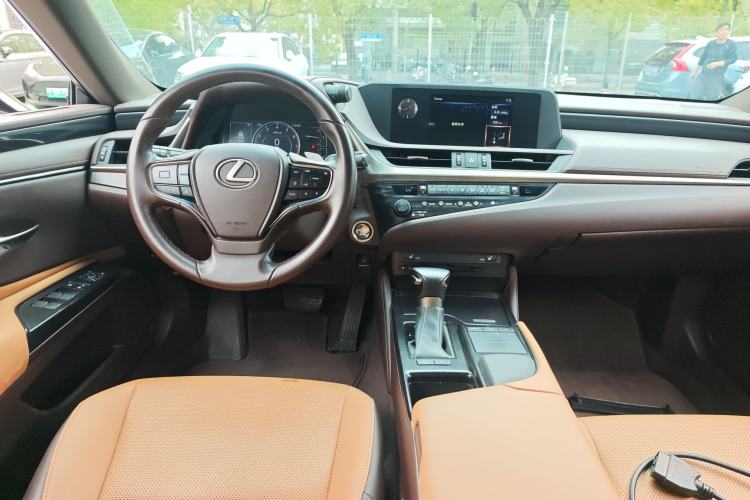 Used Lexus ES 2020 200 Excellence Edition Center Console