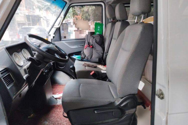 Used Iveco Daily 2020 2.5T A35 Passenger Van with Dual Tires Mid-Roof Design 5-9 Seater Side-Sliding Door China V Emission Standard