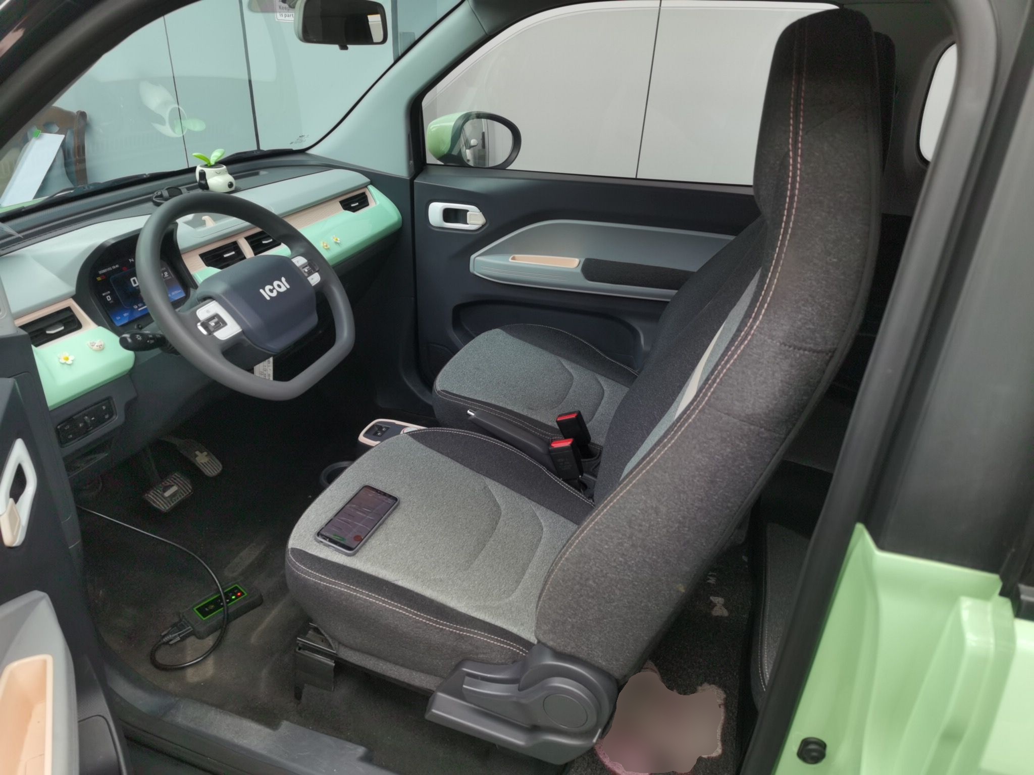 Переднее сиденье в автомобиле