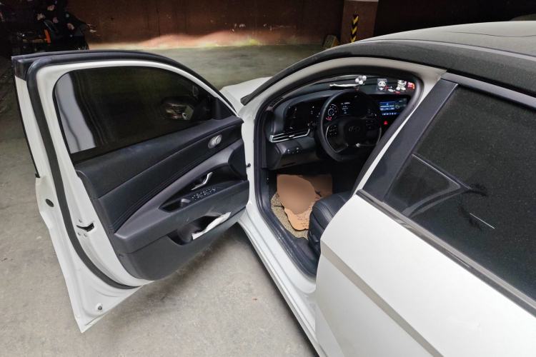 Used Hyundai Elantra 2022 1.5L CVT LUX Prestige Edition Interior 3