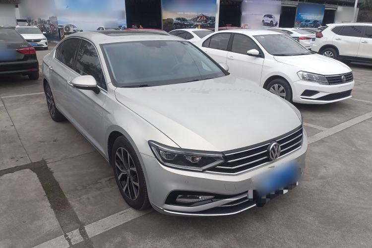 Used Volkswagen Magotan 2020 330TSI DSG Leading Model Front Right 45 Deg