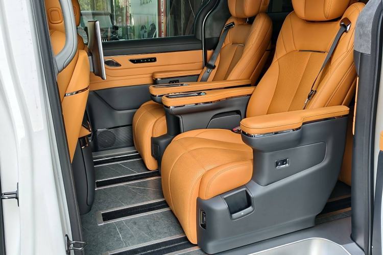 Used Geely Galaxy LEVC L380 2024 140-Degree 6-Seater All-Wheel-Drive Ultra
