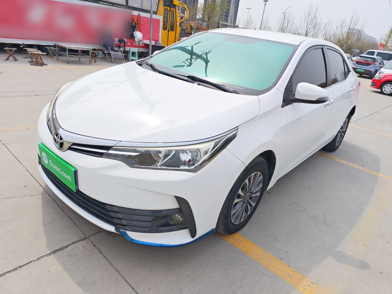 تحت مقدمة السيارة