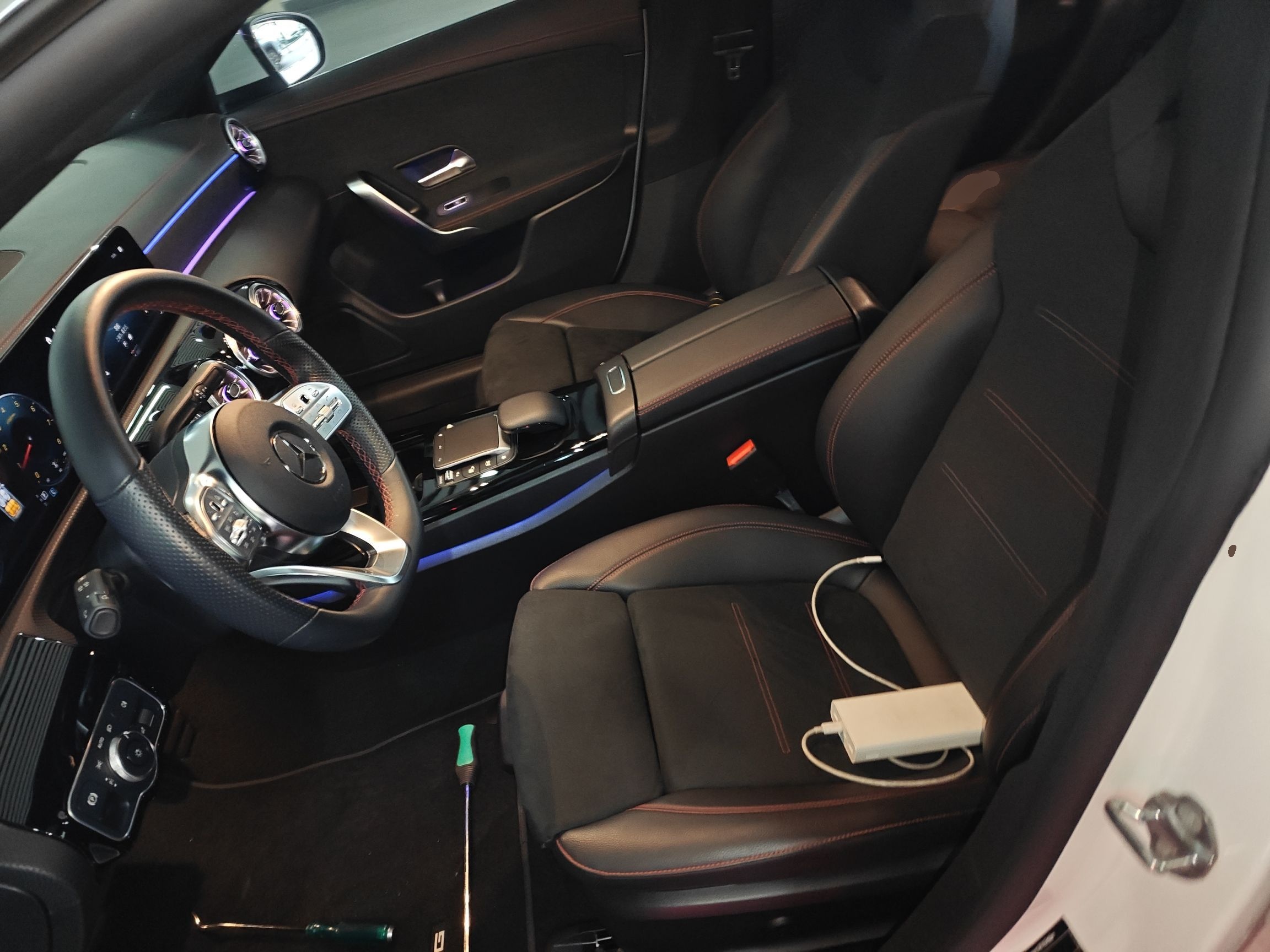 المقاعد الأمامية داخل السيارة