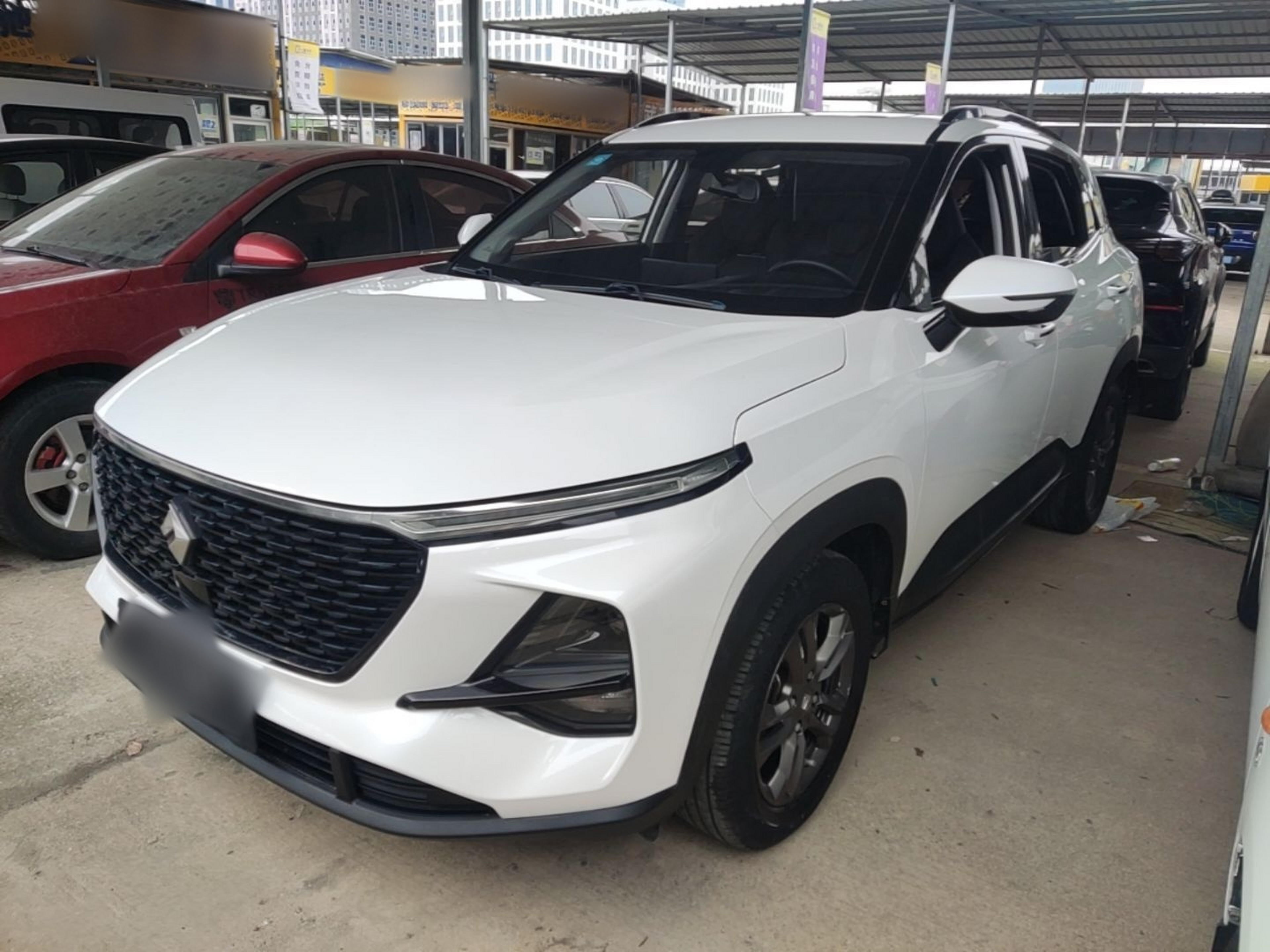 تحت مقدمة السيارة