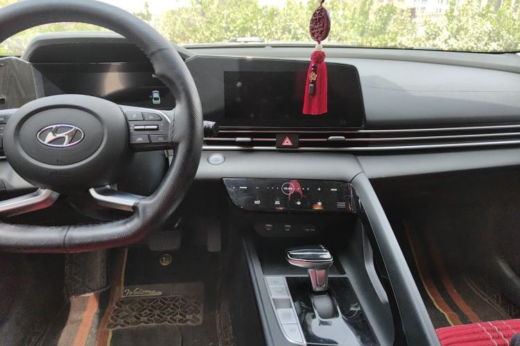 Used Hyundai Elantra 2021 1.5L CVT LUX Prestige Edition Center Console