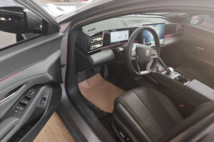 Used BYD Qin L 2025 DM-i Smart Drive 120KM Excellence Model
