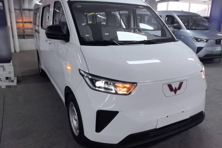 Used Wuling Yangguang 2024 300KM Comfort Version Passenger Van 75kW