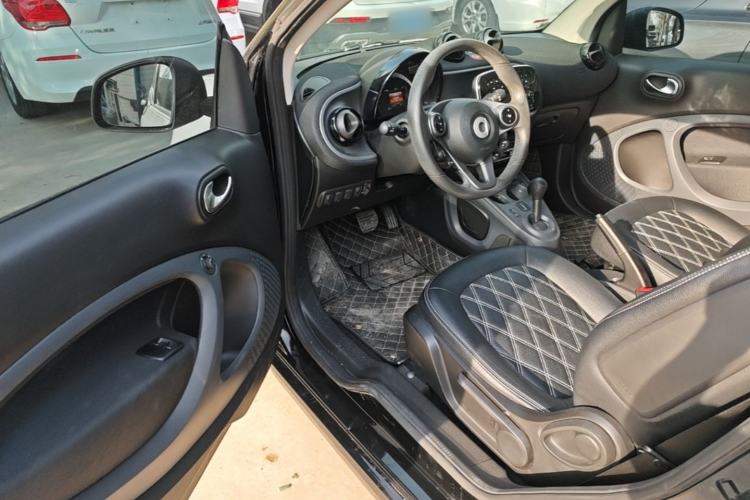 Used smart fortwo 2015 1.0L 52 kW Hardtop Passion Edition Driver Seat