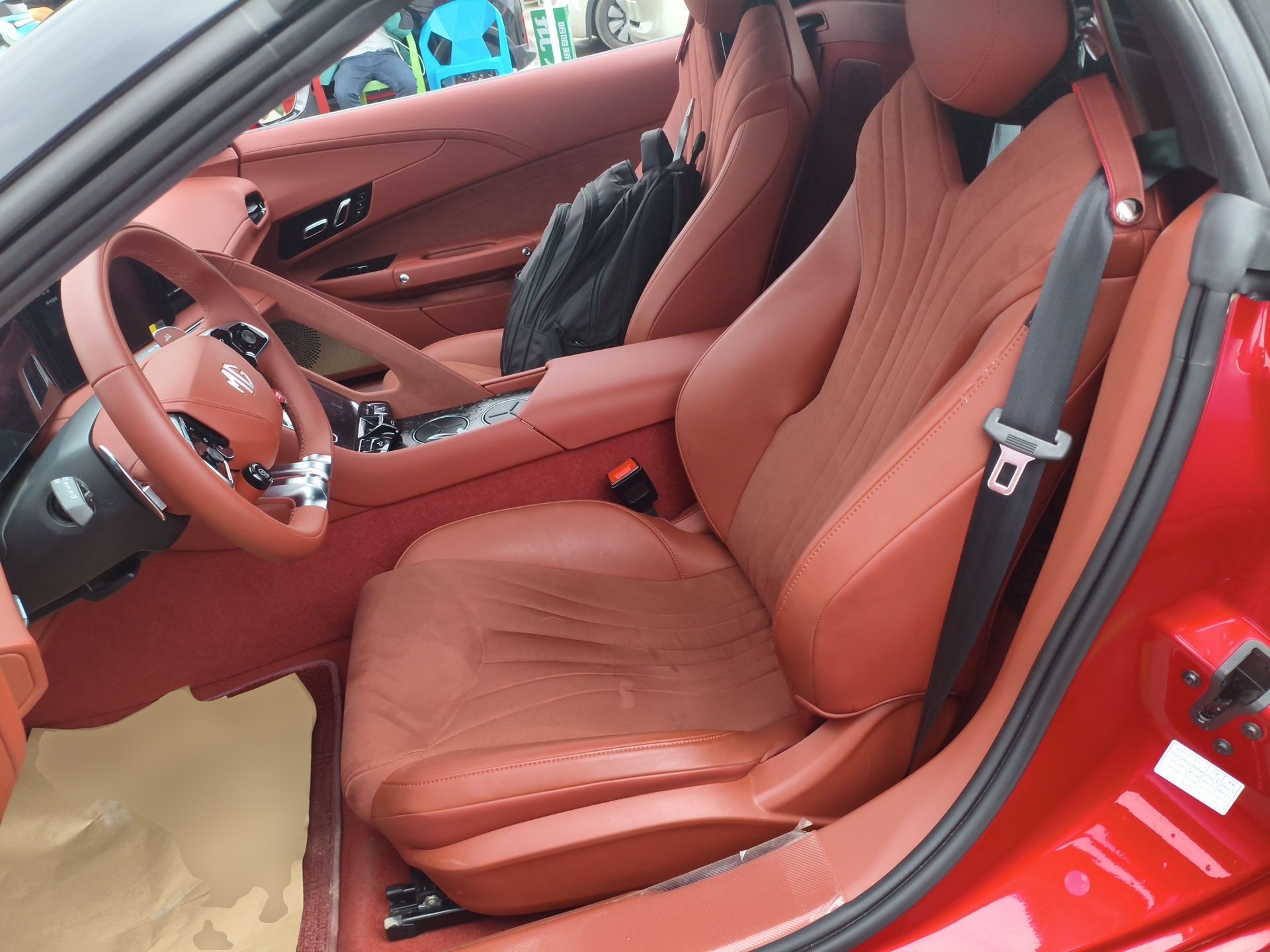 المقاعد الأمامية داخل السيارة