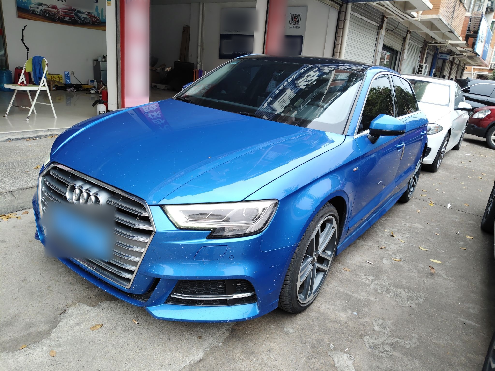 تحت مقدمة السيارة