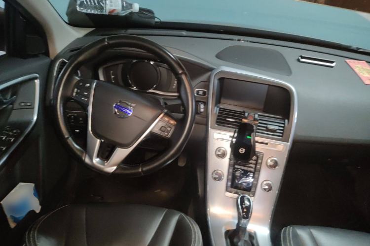 Used Volvo XC60 2017 T5 AWD Smart Upgrade Edition Center Console