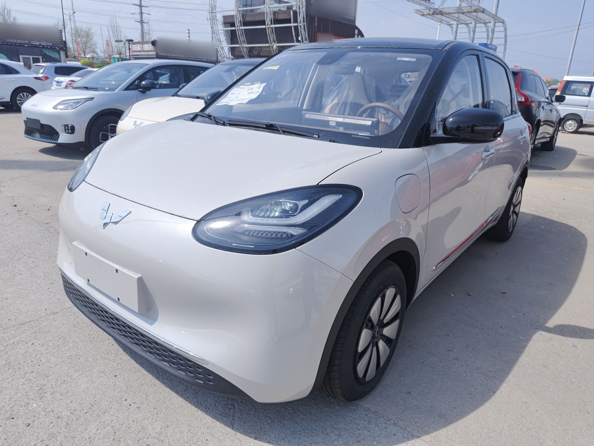 تحت مقدمة السيارة