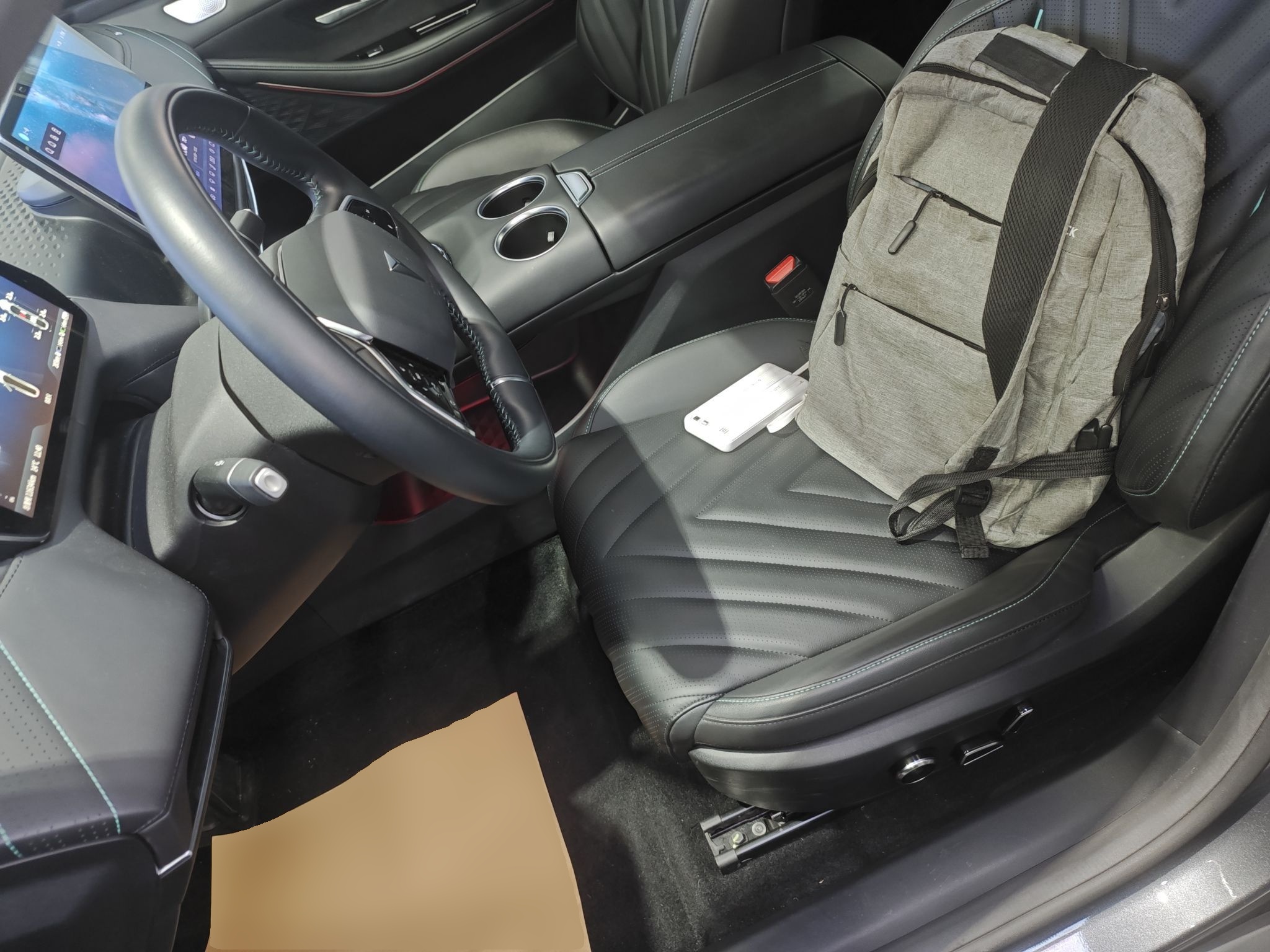 المقاعد الأمامية داخل السيارة