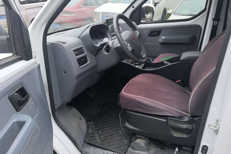 Used Wuling Yangguang 2024 300km Comfort-Grade Passenger Van 60kW