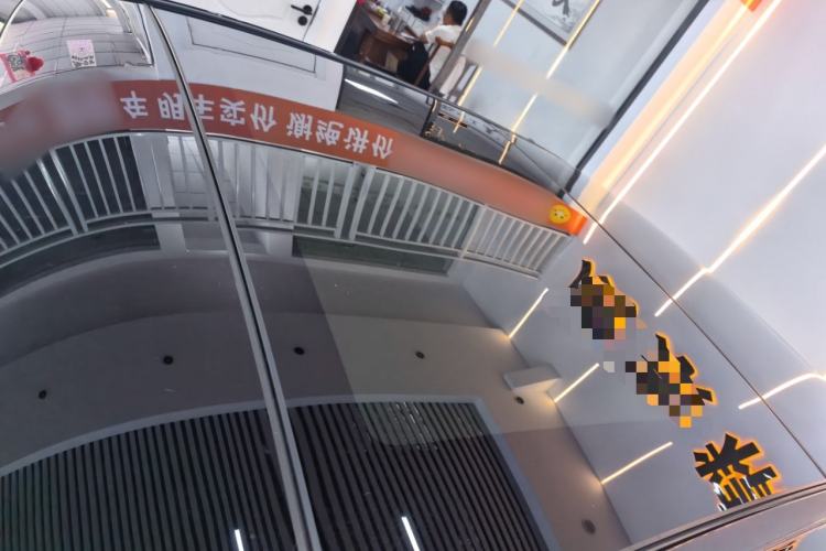 Used Mercedes-Benz E-Class New Energy 2023 E 350 e L Plug-in Hybrid Sedan Roof