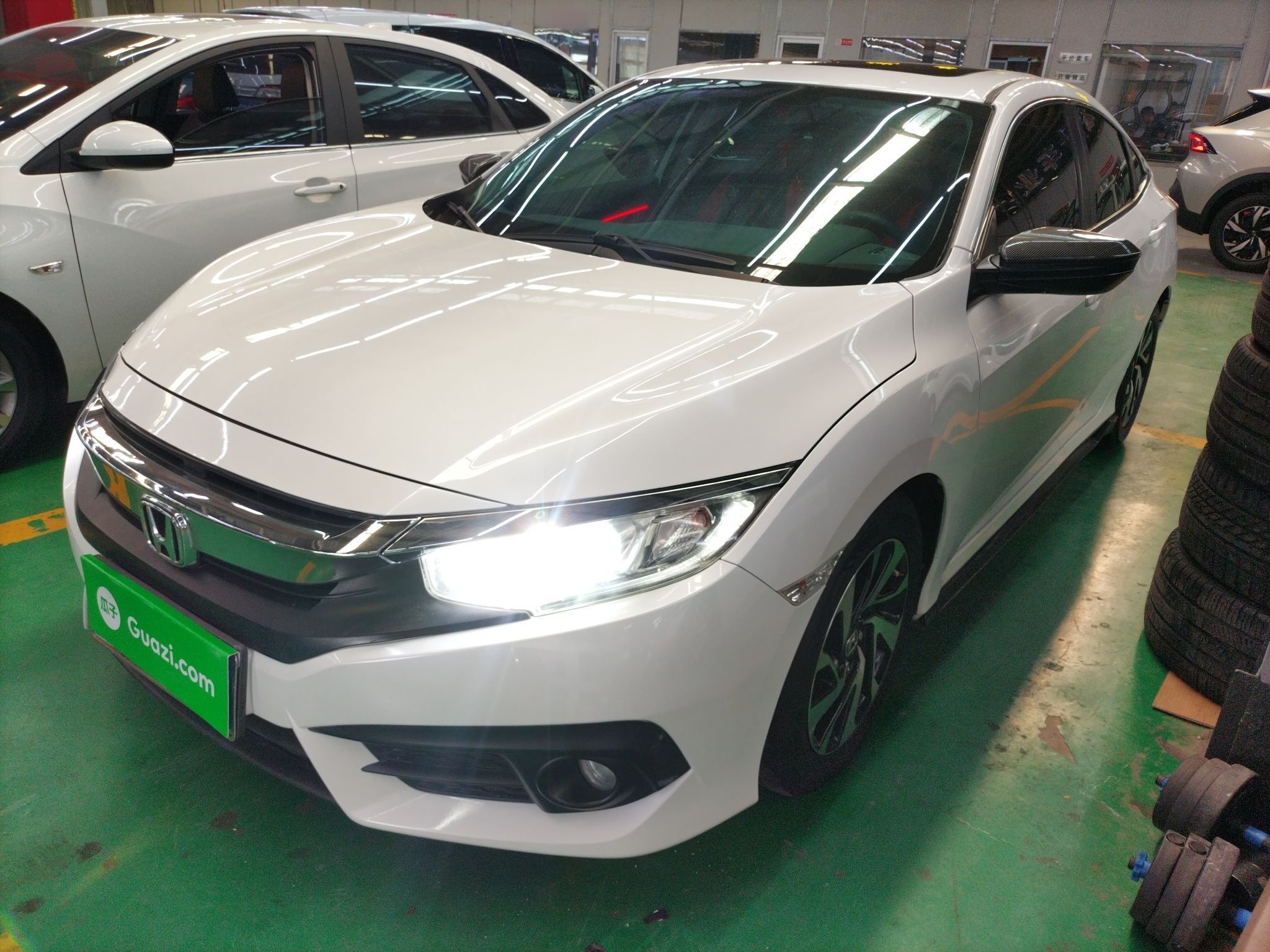 تحت مقدمة السيارة