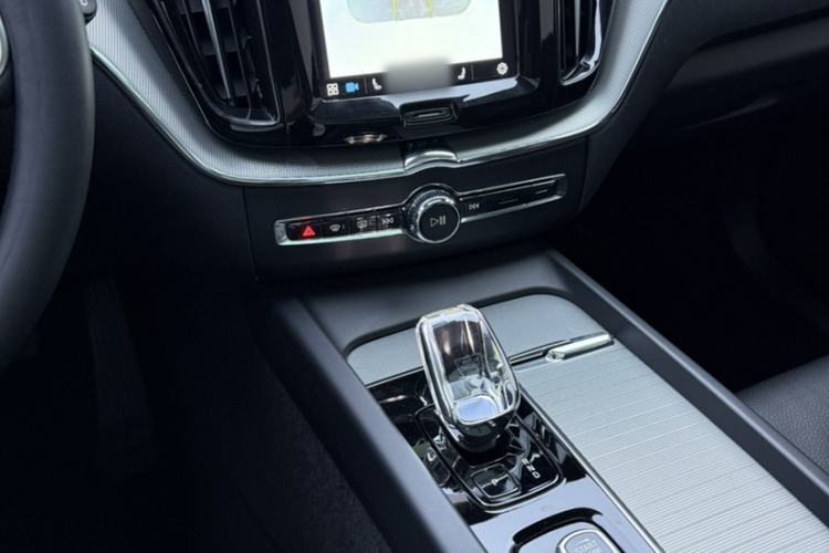 Used Volvo XC60 New Energy 2023 T8 Plug-in Hybrid Long-Range All-Wheel Drive Smart Luxury Edition Interior 5