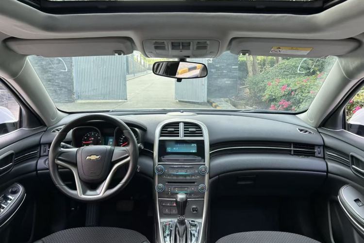 Used Chevrolet Malibu 2014 1.6T Automatic Comfort Edition Center Console