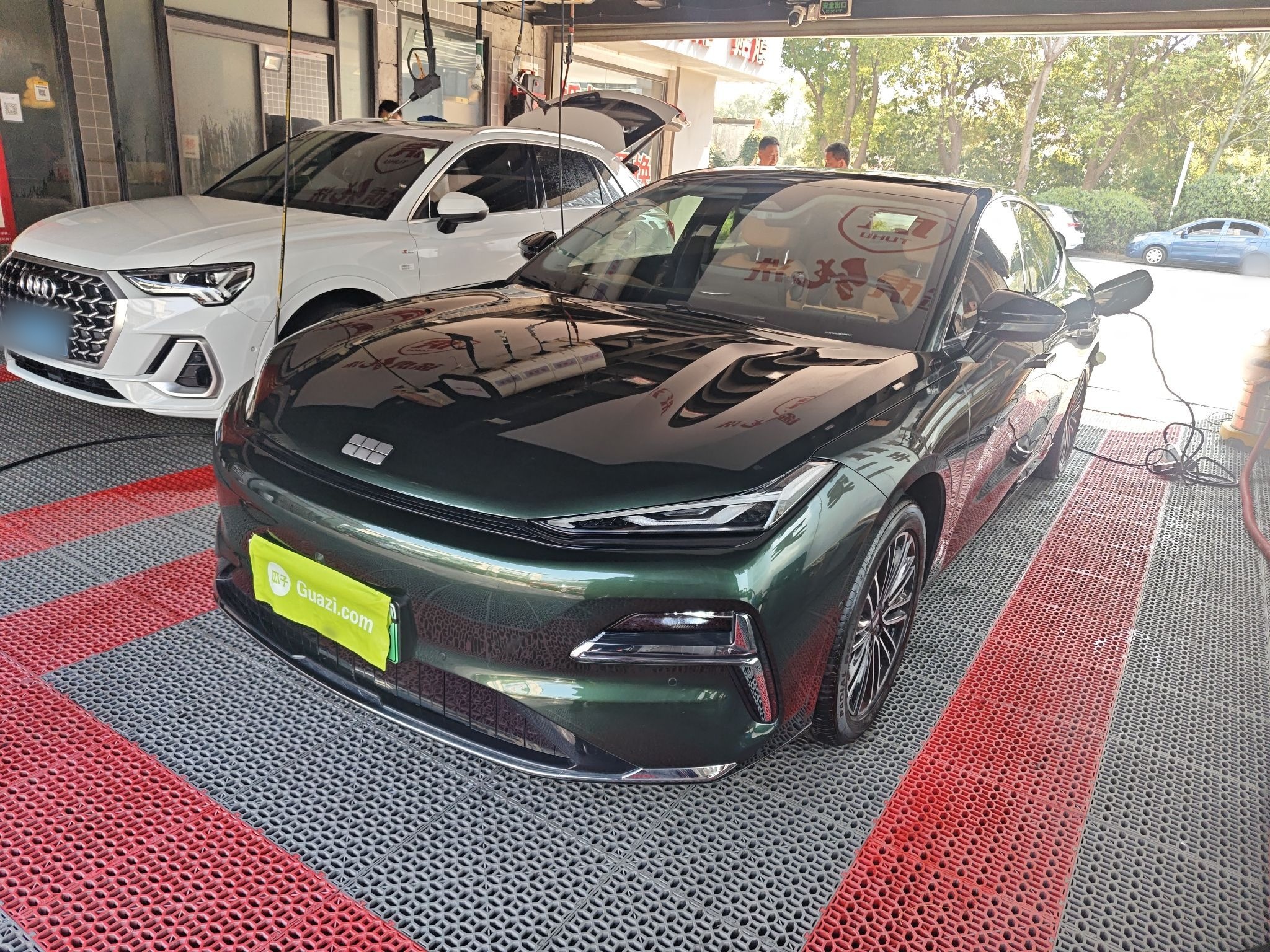 تحت مقدمة السيارة