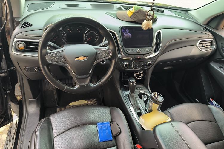 Used Chevrolet Equinox 2018 RS 550T Automatic All-Wheel-Drive Boundary Edition Center Console