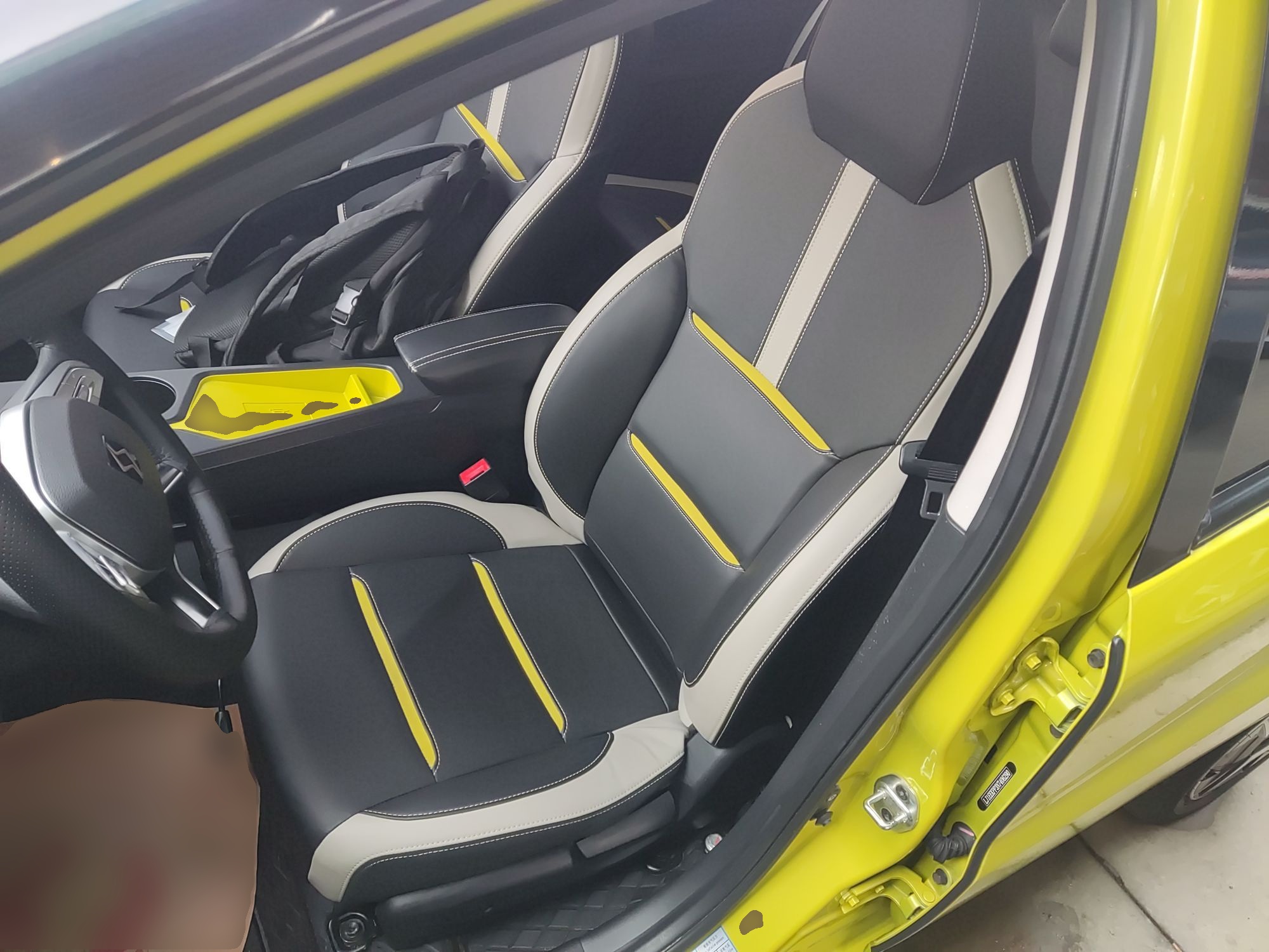 المقاعد الأمامية داخل السيارة