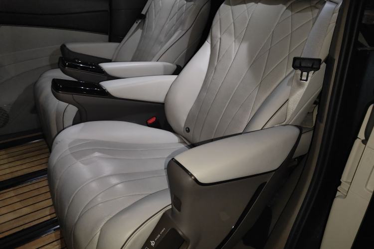 Used Denza D9 2022 DM-i 970 Four-Wheel Drive Prestige Model
