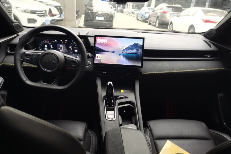 Used Lynk & Co 03 2023 1.5TD DCT JingPro Center Console