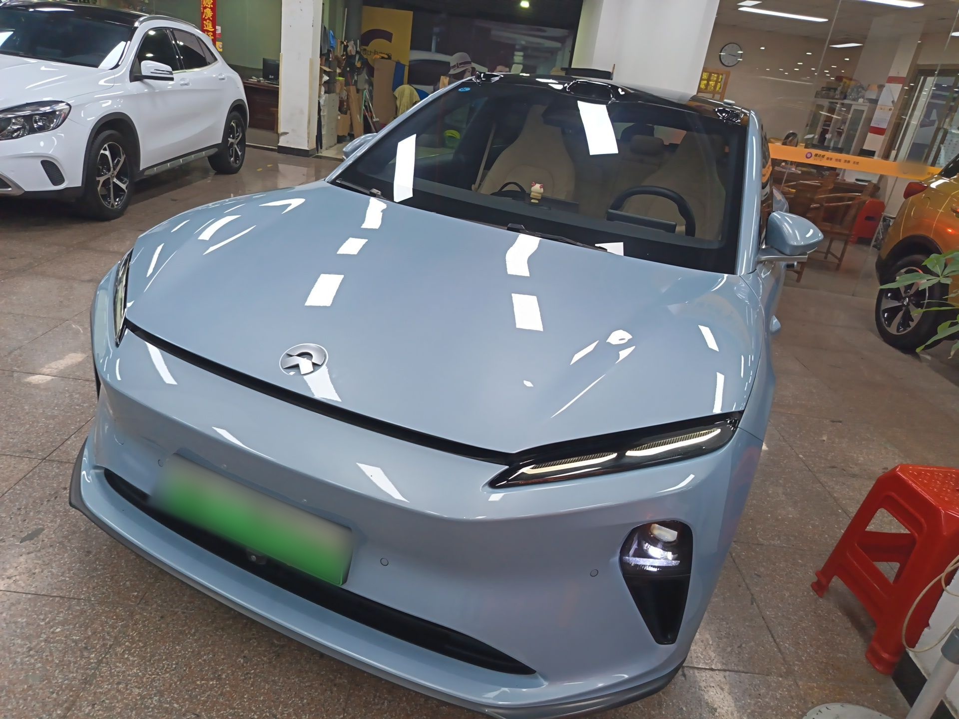 تحت مقدمة السيارة