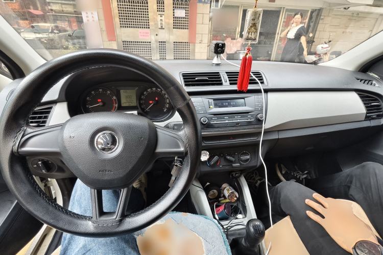 Used Skoda Fabia 2015 1.4L Manual Front-Wheel Drive Model Center Console