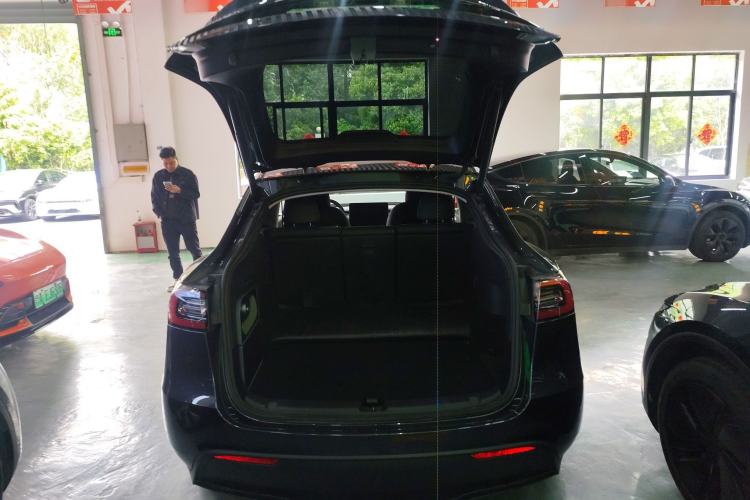 Used Tesla Model Y 2024 Long-Range All-Wheel-Drive Version Trunk