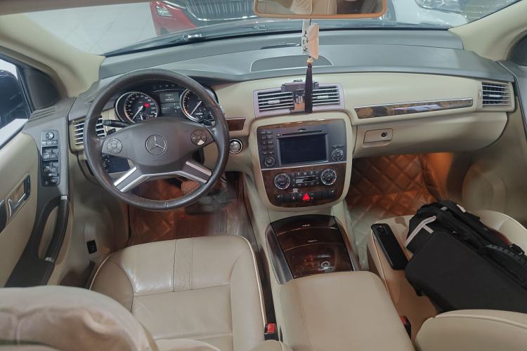 Used Mercedes-Benz R-Class 2010 R 350 L 4MATIC Center Console