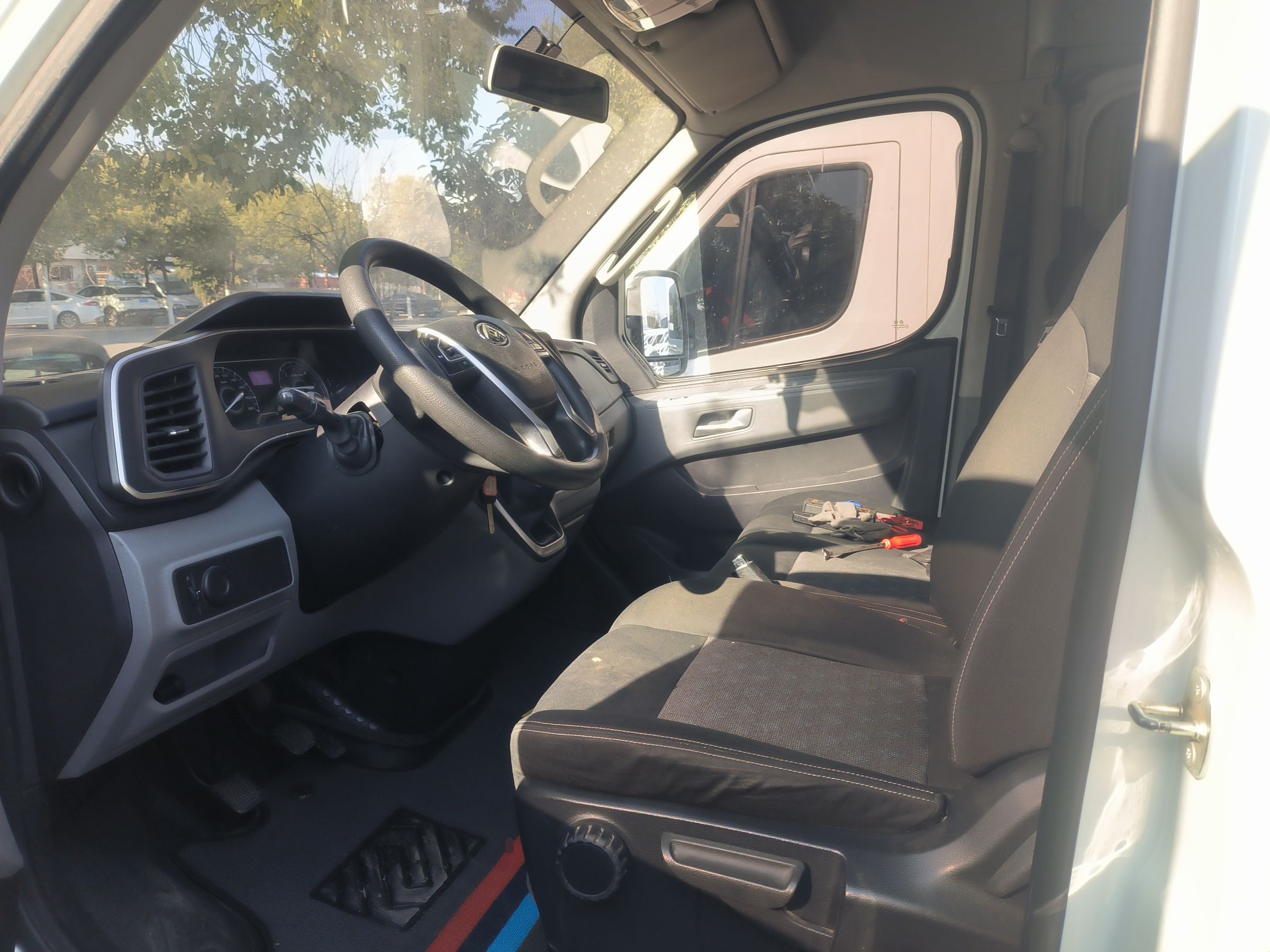 Переднее сиденье в автомобиле