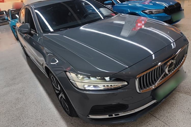 Used Volvo S90 New Energy 2022 T8 eDrive Hybrid Luxury Edition Front Right 45 Deg