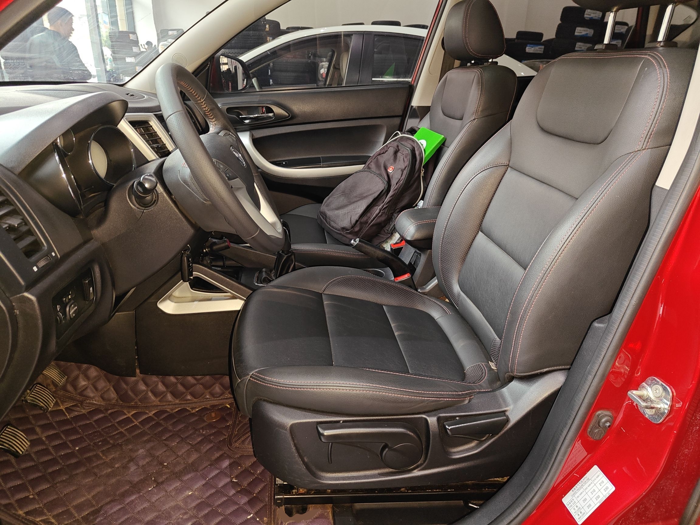 المقاعد الأمامية داخل السيارة