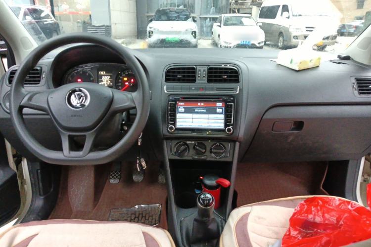 Used Volkswagen Polo 2016 1.4L Manual Fashion Model Center Console