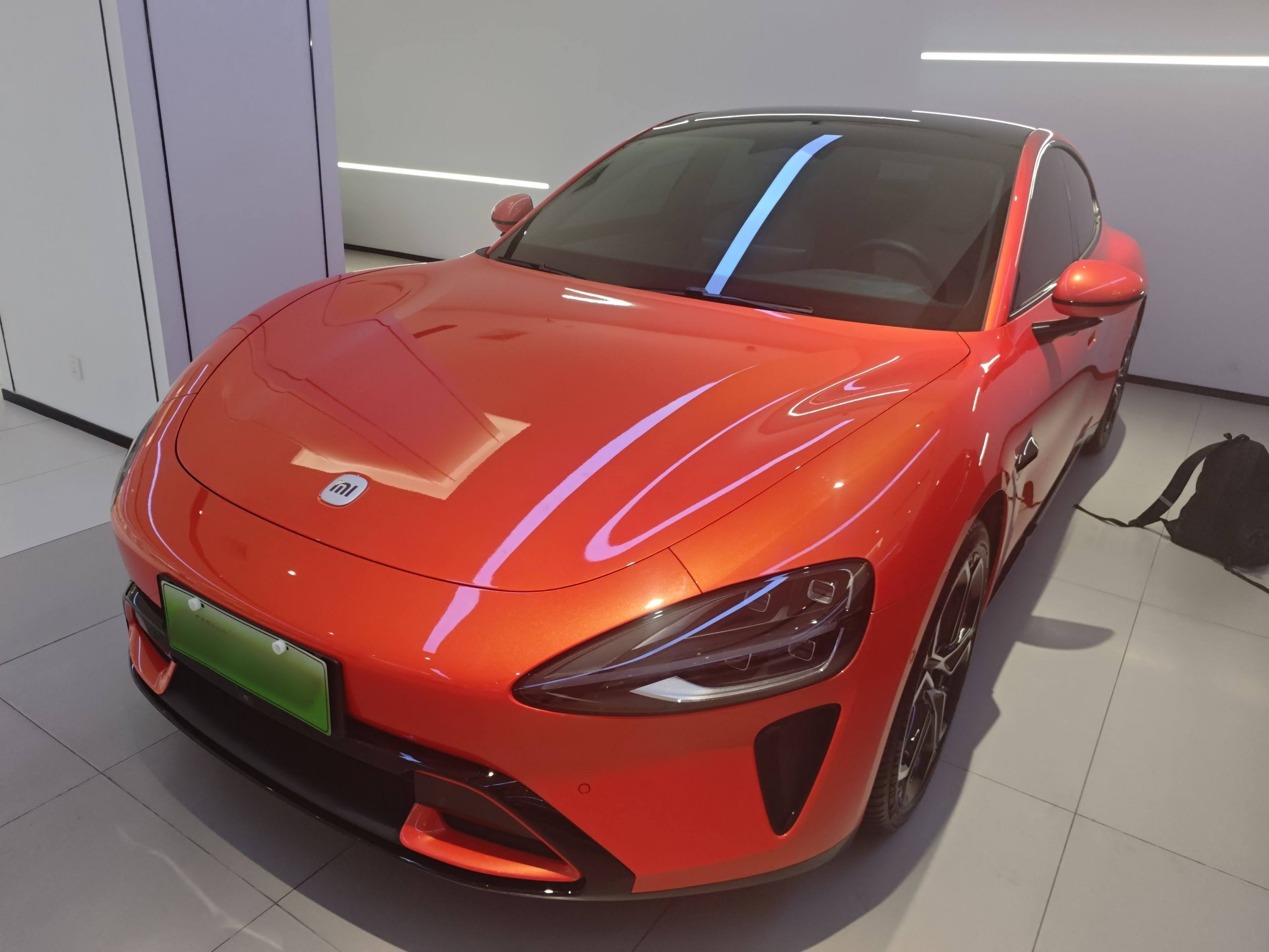 تحت مقدمة السيارة