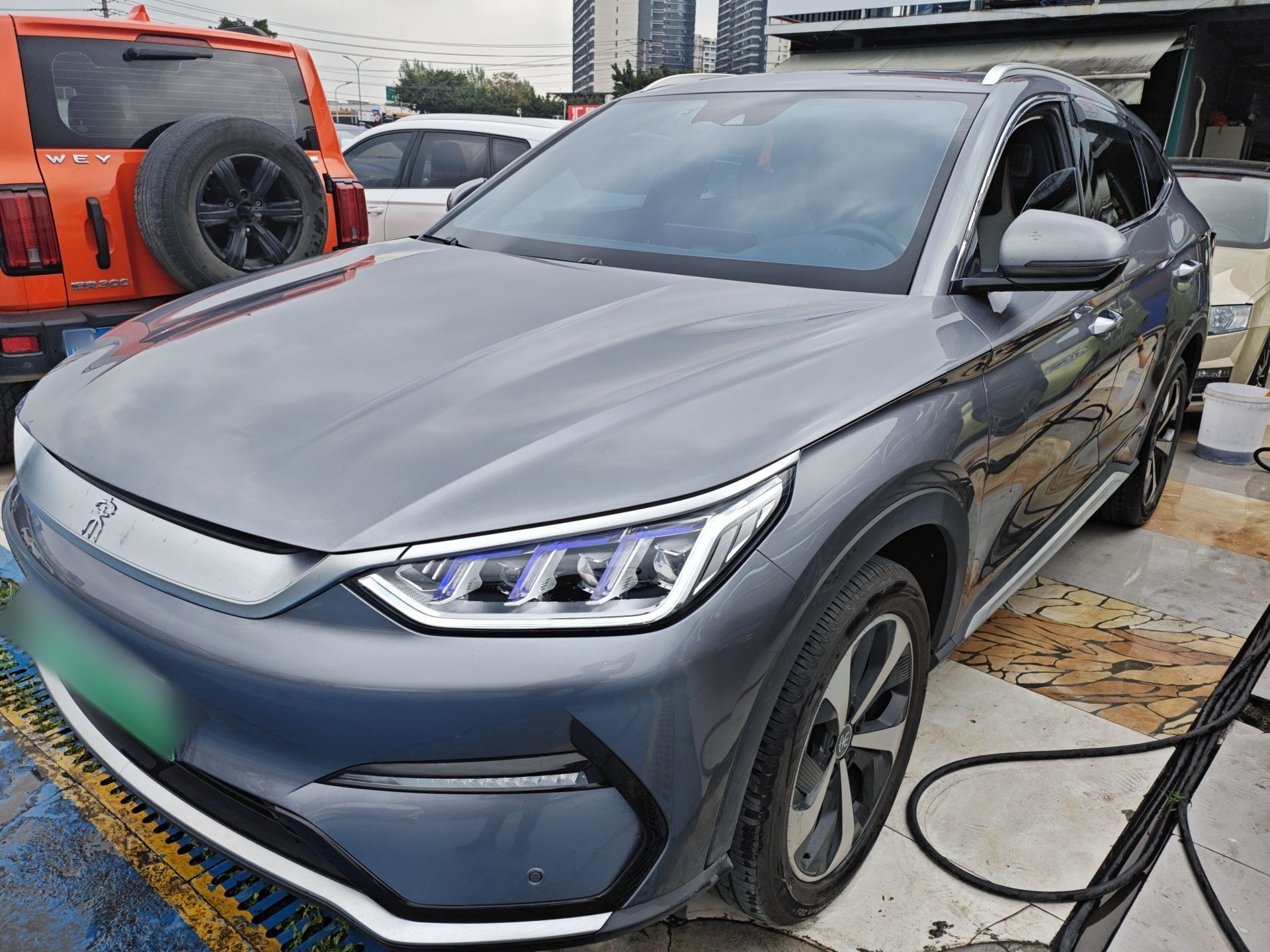 تحت مقدمة السيارة