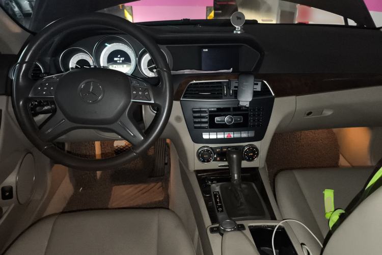 Used Mercedes-Benz C-Class 2011 C 200 CGI Elegant Model Center Console