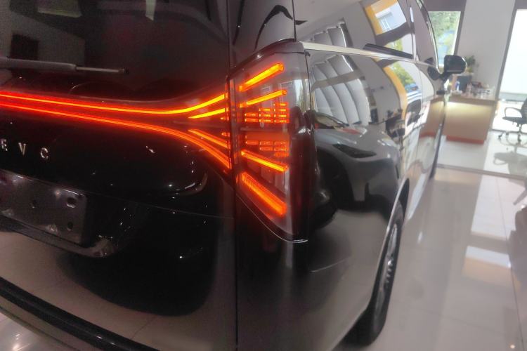 Used Geely Galaxy LEVC L380 2024 140-Degree 6-Seater All-Wheel-Drive Ultra