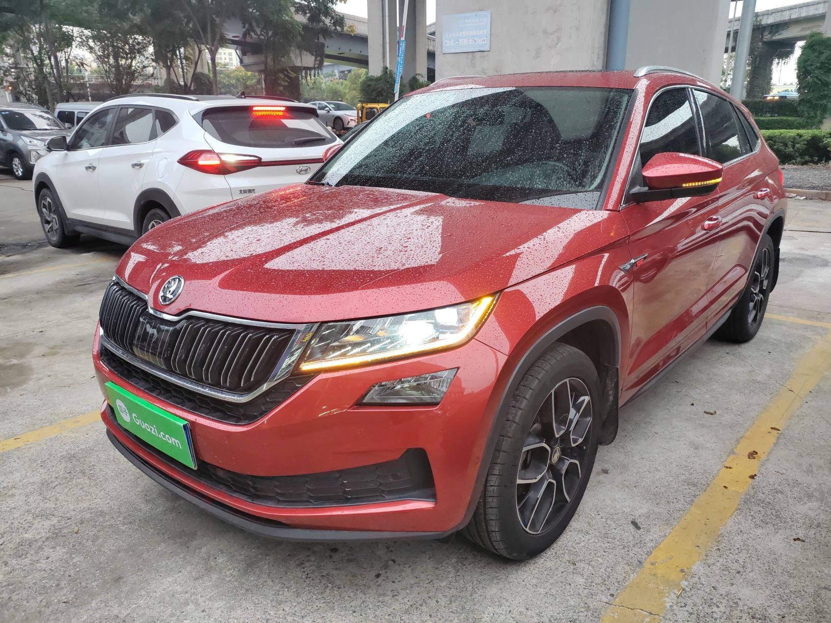 تحت مقدمة السيارة