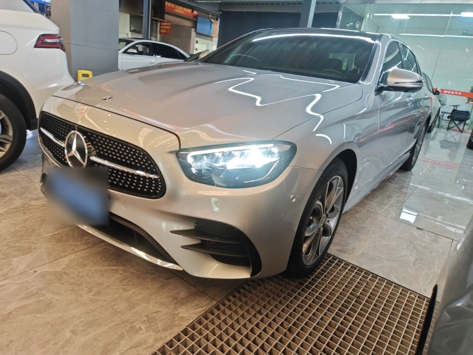 Unter der Vorderseite des Autos